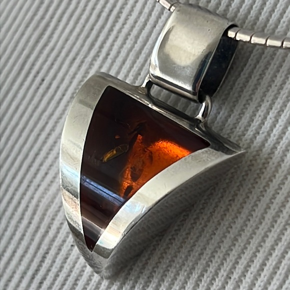 Gorgeous Vtg modernistic triangle Amber .925 sterling silver pendant 9.7g - Picture 8 of 11